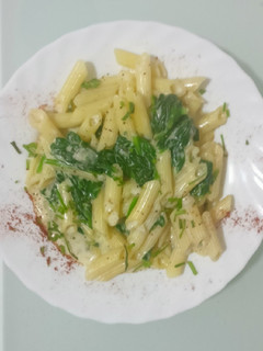 Una foto de Macarrones sin gluten a la crema de espinacas🥬🥬🥬