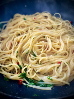 Una foto de Spaghetti aglio, olio e peperoncino