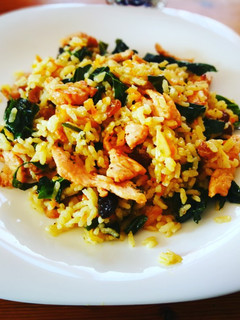 Una foto de Arroz salteado con col rizado y uvas pasas - veggie - pechuga de pollo