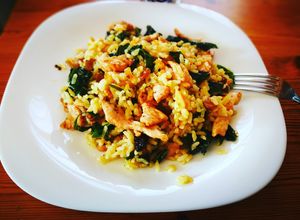 Foto principal de Arroz  salteado con col rizado y uvas pasas - veggie - pechuga de pollo