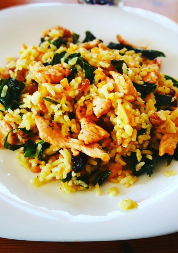 Una foto de Arroz  salteado con col rizado y uvas pasas - veggie - pechuga de pollo