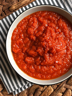 Una foto de Salsa de tomate frito casero express y sin manchar, usando el microondas