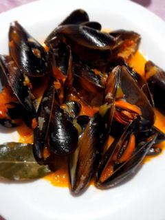 Una foto de Mejillones a la mostaza con verduras