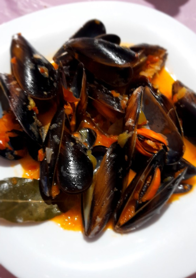 Una foto de Mejillones a la mostaza con verduras