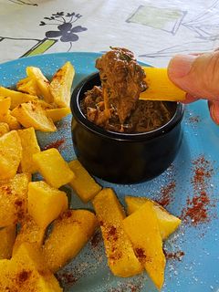Una foto de Patatas fritas con salsa de pepino