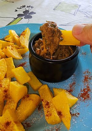 Una foto de Patatas fritas con salsa de pepino