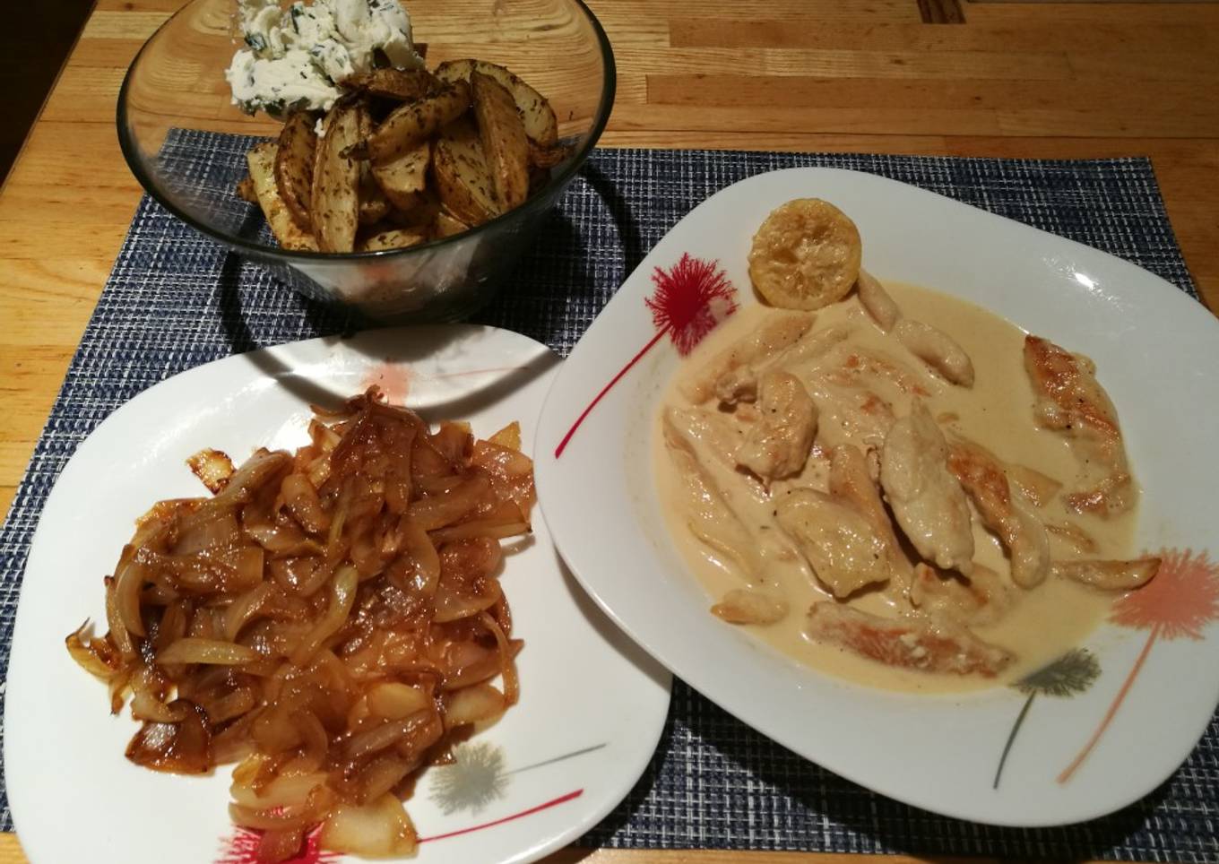 Tiras de pollo con salsa de limón y patatas al horno