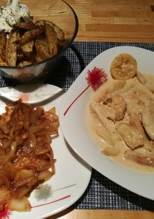 Una foto de Tiras de pollo con salsa de limón y patatas al horno