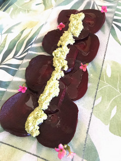 Una foto de Carpaccio de remolacha con pesto de brócoli
