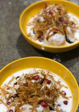 A picture of Dahi bhalle.