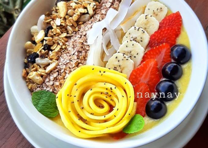 Banana Smoothies With Topping Granola & Fruits foto resep utama