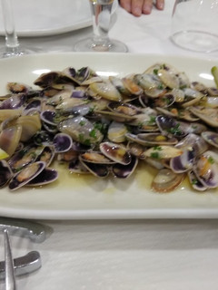 Una foto de Tallarinas a la plancha con vino blanco ajo y perejil sal y pimienta
