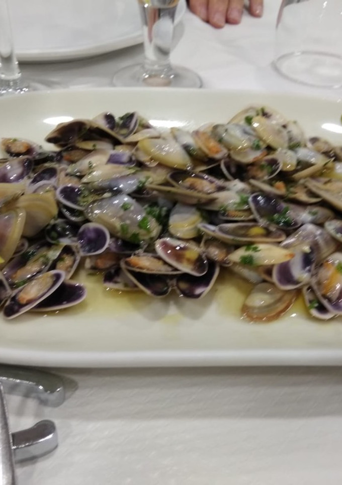 Una foto de Tallarinas a la plancha con vino blanco ajo y perejil sal y pimienta