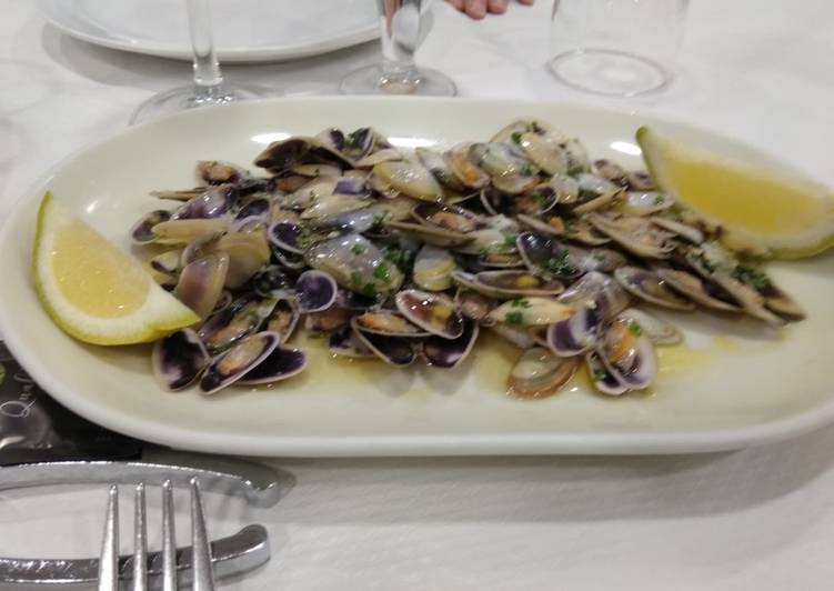 Tallarinas a la plancha con vino blanco ajo y perejil sal y pimienta