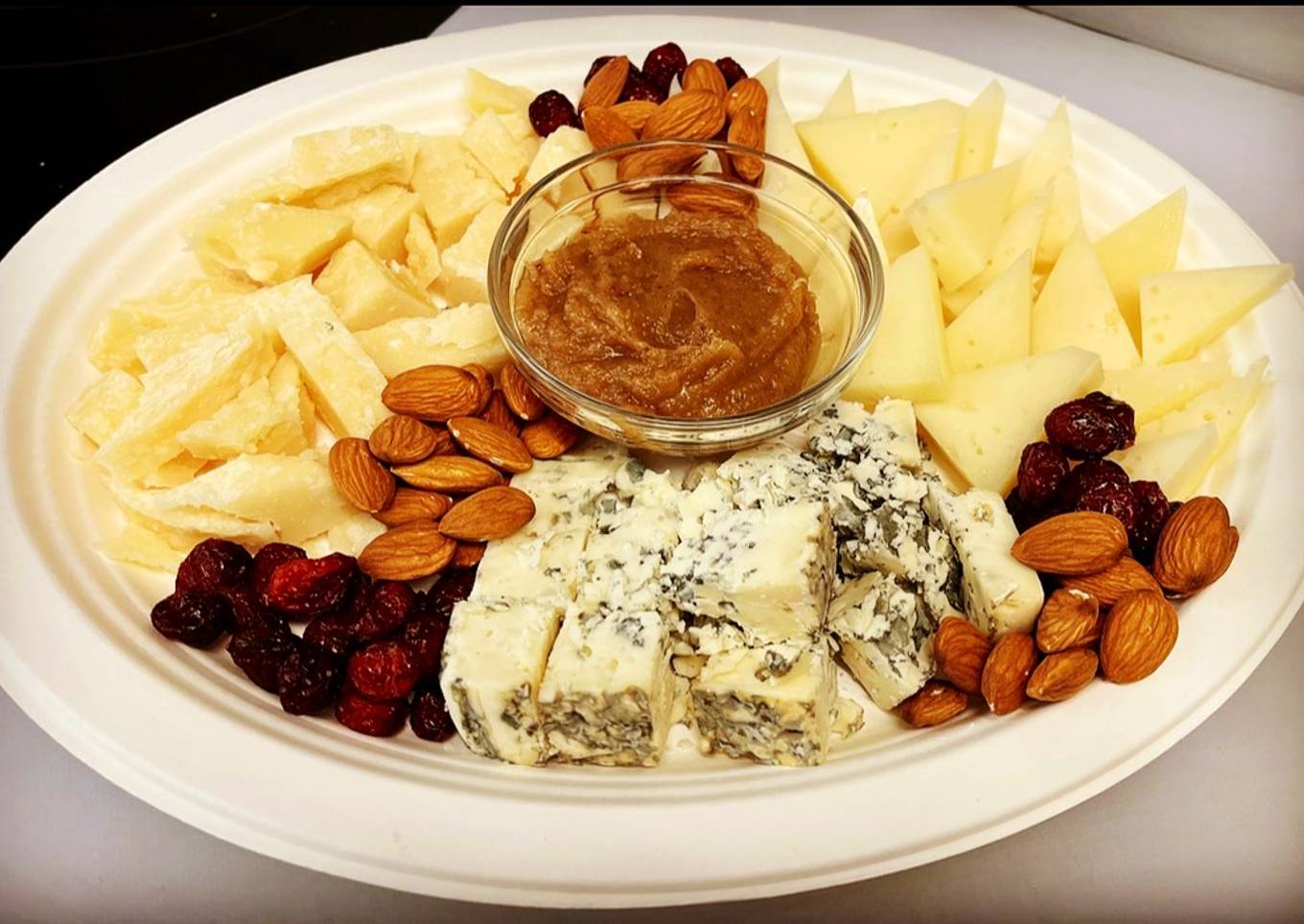Tabla de quesos, frutos secos y arándanos y confitura casera de dátiles con miel 🍯