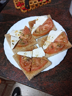 Una foto de Tostas de tomate aliñado y queso fresco