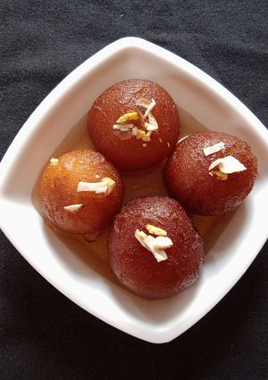 ગુલાબ જાંબુ (Gulab Jamun Recipe In Gujarati) રેસીપી મુખ્ય ફોટો