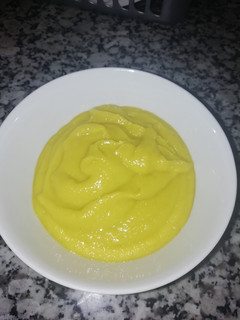 Una foto de Crema fría de mango y calabacín