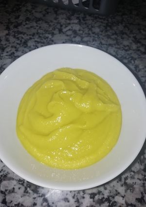 Una foto de Crema fría de mango y calabacín