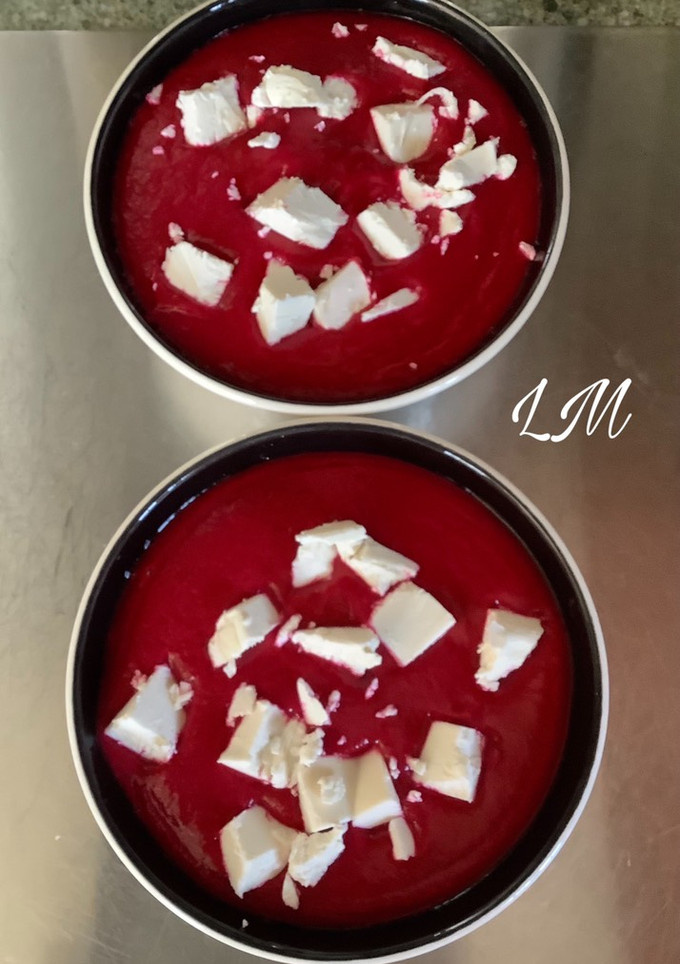 Una foto de Salmorejo de remolacha con queso rulo de cabra
