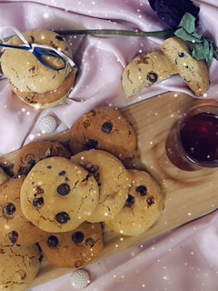 صورة لوصفة كوكيز الشوفان بالجوز والشوكولاتة 🍪