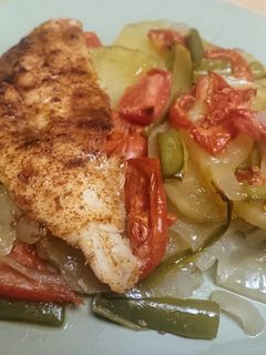 Una foto de Merluza al horno con guarnición