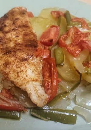 Una foto de Merluza al horno con guarnición