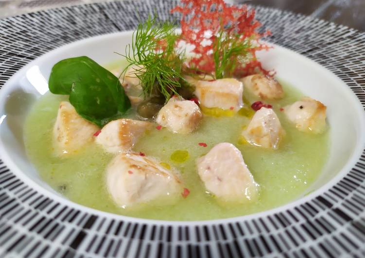 Bocconcini di pollo saltato,su gazpacho di cetrioli e pepe rosa