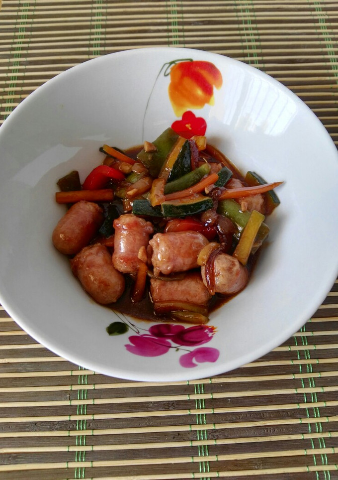 Una foto de Salchichas frescas de pollo con verduras y salsa de soja