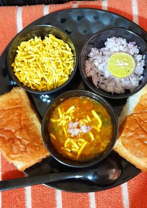 પીળા વટાણા નું સેવઉસળ (Sevusal Recipe in Gujarati) રેસીપી મુખ્ય ફોટો
