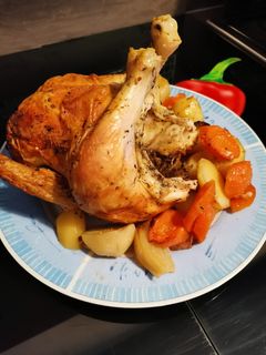 Grillcsirke kuglóf sütőben, vele sült zöldségekkel recept fotója
