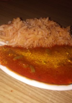 Una foto de Nopales con carne de cerdo y arroz rojo