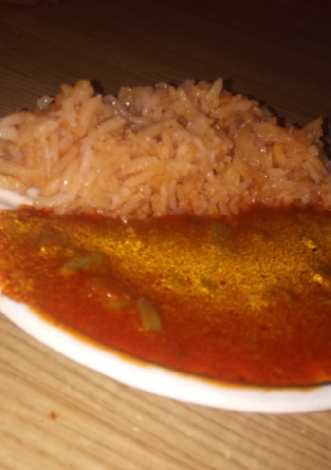 Una foto de Nopales con carne de cerdo y arroz rojo