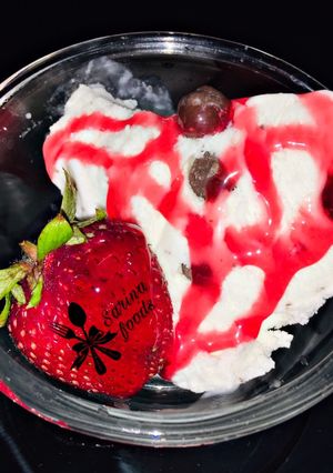 عکسی از دستور بستنی وانیلی با تکه های شکلات و سس توت فرنگی 😍❤️🥰