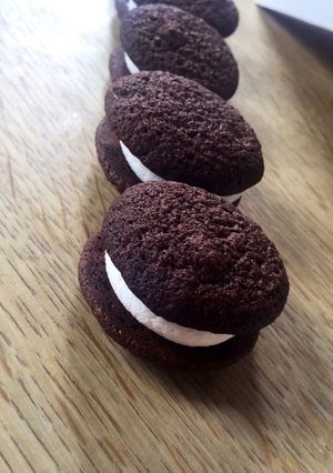Une photo de Whoopies au chocolat 🍫 et chamallow