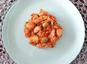 Una foto de bacalao con tomate y cebolla