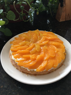 Una foto de Tarta de durazno y crema