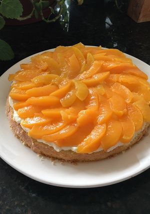 Una foto de Tarta de durazno y crema