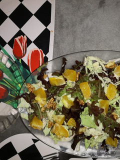 Una foto de Ensalada de nueces, queso azul y naranja y pan con queso de cabra y cebolla caramelizada