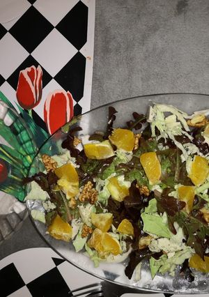 Una foto de Ensalada de nueces, queso azul y naranja y pan con queso de cabra y cebolla caramelizada
