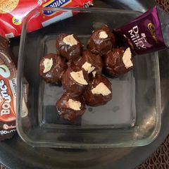 A picture of Stuffed Chocolate ladoo.