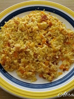Una foto de Arroz asiático con huevo