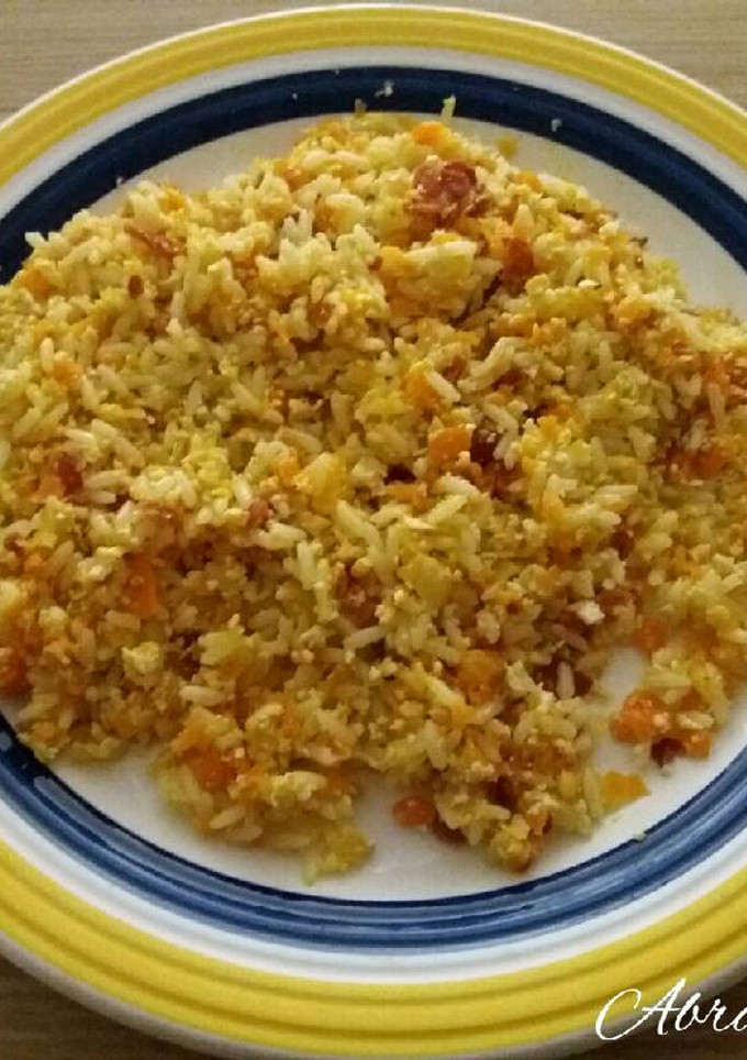 Una foto de Arroz asiático con huevo
