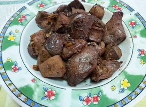 Una foto de Asadura de lechal al ajillo