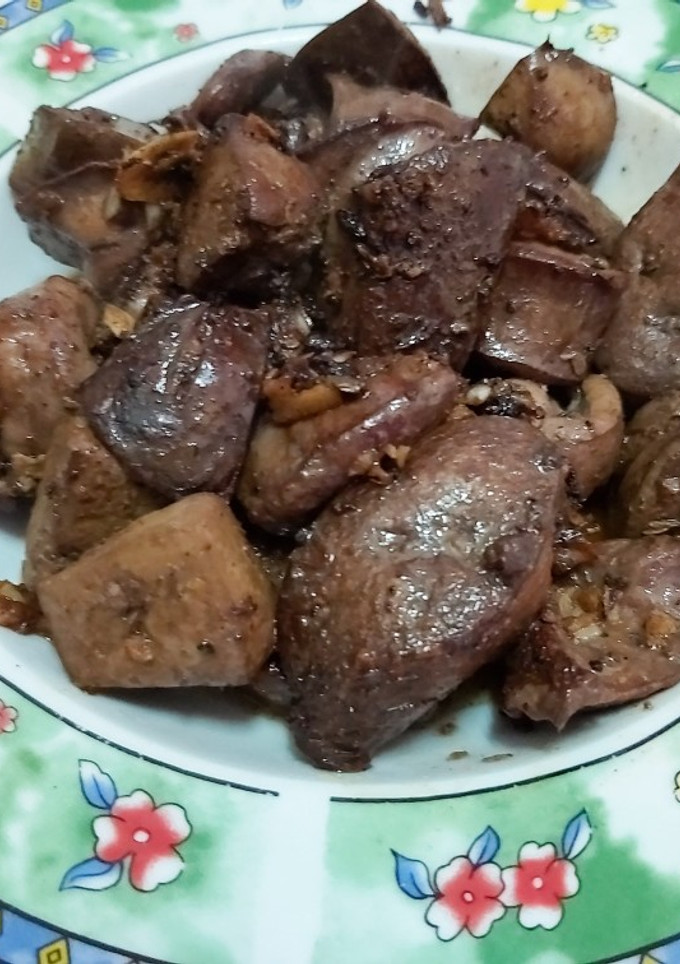Una foto de Asadura de lechal al ajillo