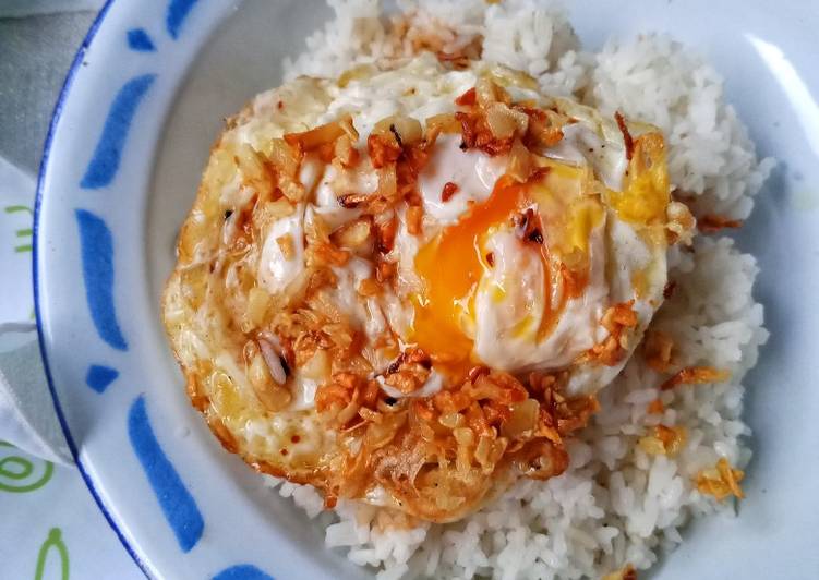 Cara Gampang Membuat Telur Ceplok Bawang Putih, Sempurna