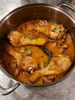 Una foto de Muslitos de pollo y champiñones en salsa de almendras v2