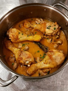 Una foto de Muslitos de pollo y champiñones en salsa de almendras v2