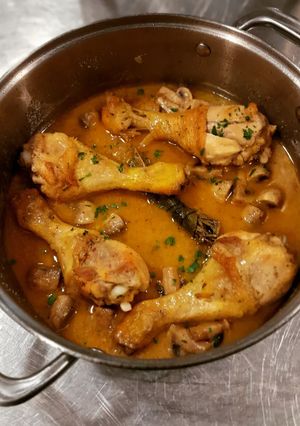 Foto principal de Muslitos de pollo y champiñones en salsa de almendras v2