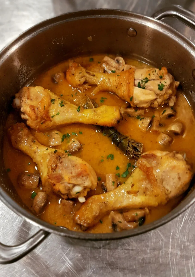 Una foto de Muslitos de pollo y champiñones en salsa de almendras v2